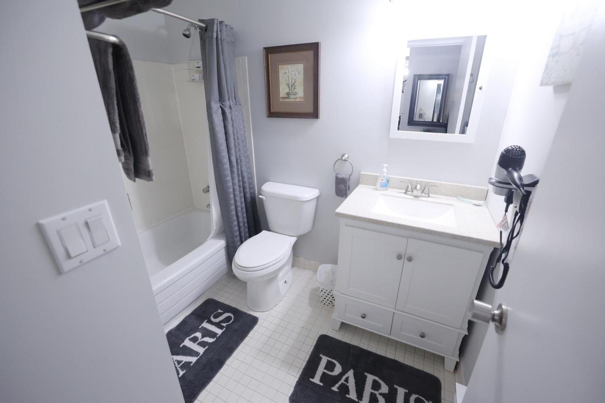 Апартаменты Paris Plaza Elliot Lake Экстерьер фото